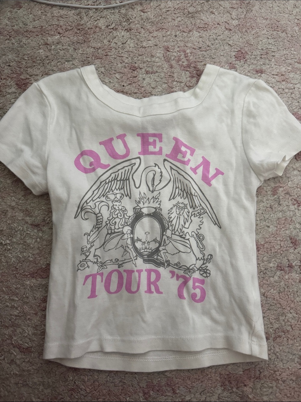 American Eagle Outfitters White Crop Tee with Pink "QUEEN TOUR '75" Graphica Co